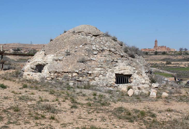 Neveros que rememoran la produccion de hielo en Belchite